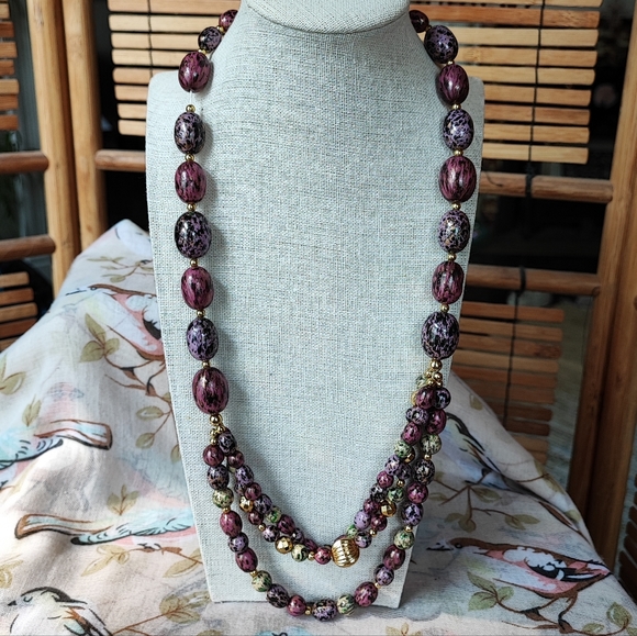 Speckled Oval Raspberry Black Gold Beaded 3 Strand Wood? Necklace Vintage EUC - Picture 2 of 7